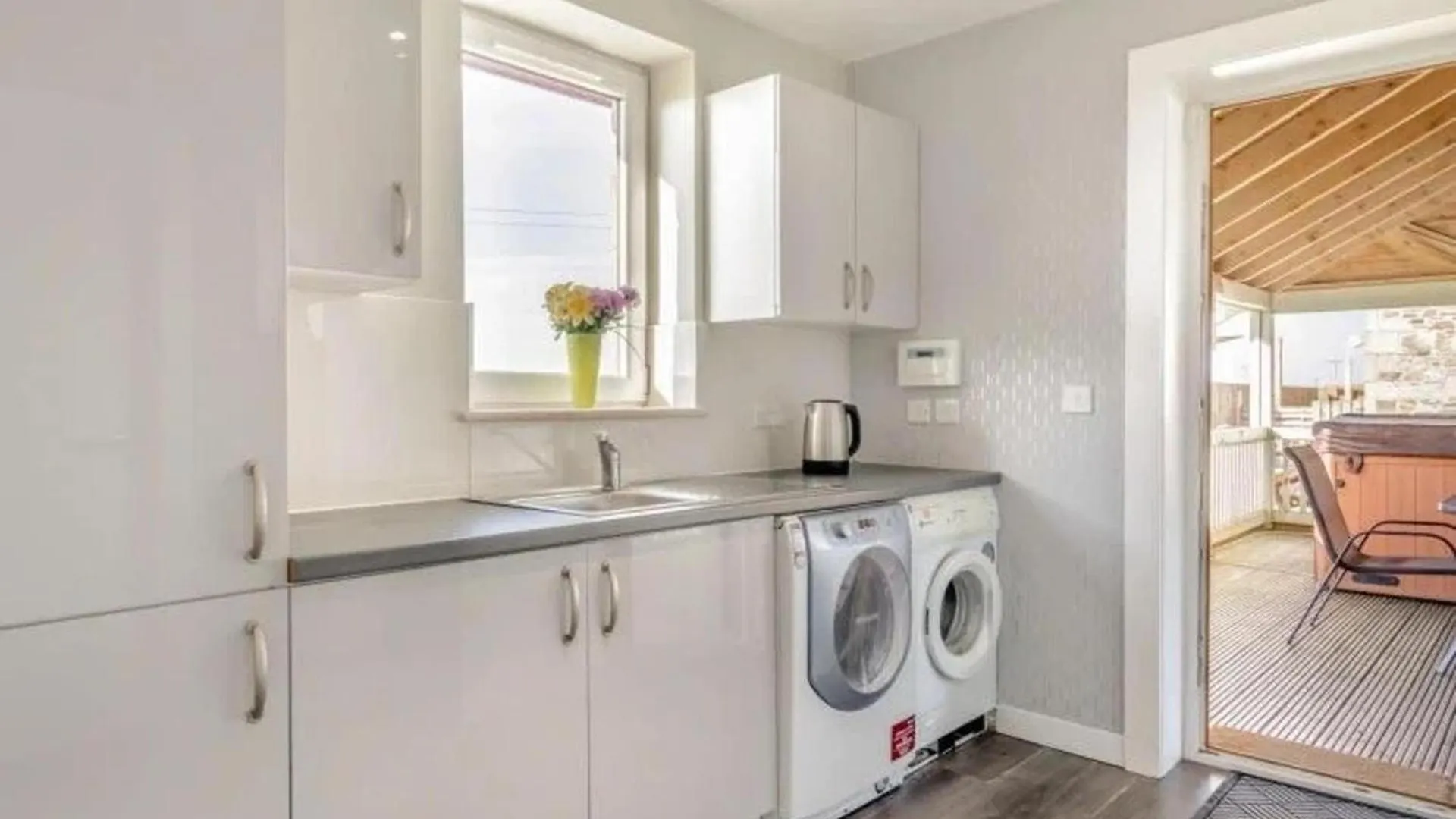 10 Guests - 5 Bedrooms - Deck - Hot Tub Edinburgh Feriehus