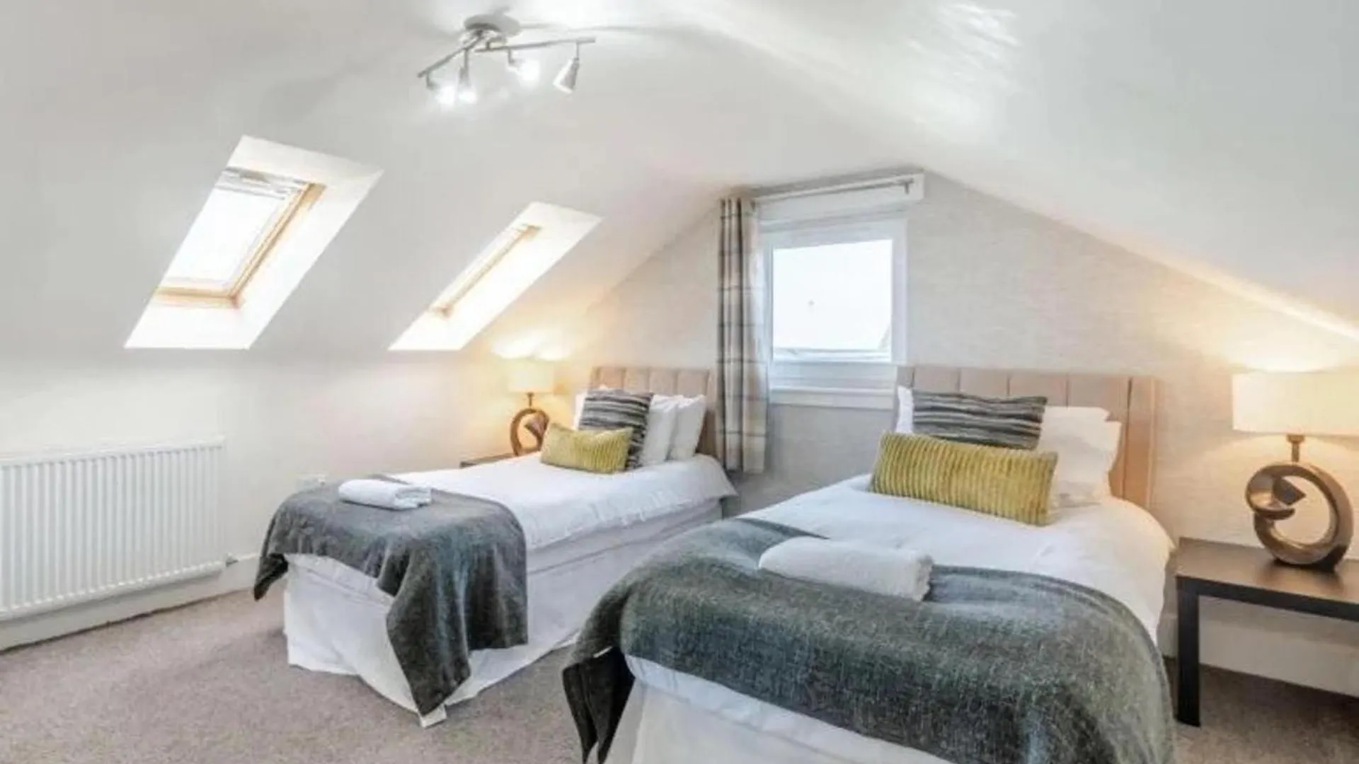 10 Guests - 5 Bedrooms - Deck - Hot Tub Edinburgh